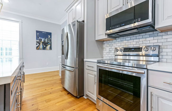 Spacious 5BR Urban Retreat with Balcony & Pool - Foto 29