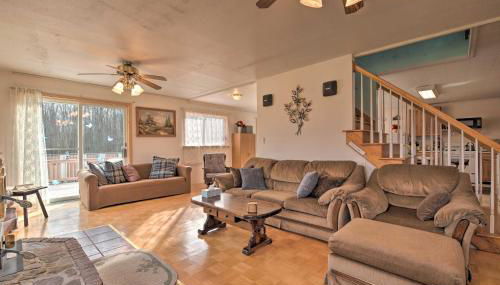 Private Hot Tub and Fireplace Poconos Home! - Foto 5