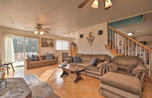 Private Hot Tub and Fireplace Poconos Home! - Foto 5