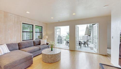 Summerland Home with Beach Supplies Walk to Beach! - Foto 5