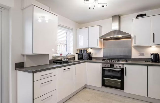 Charming 3 Bed Home in Stepps, Glasgow - Garden & Patio - Photo 42