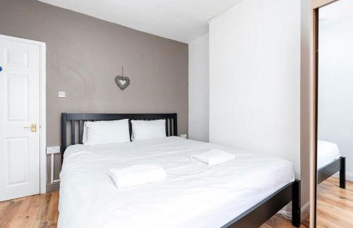 Convenient 2BR House with Great Transport Links - Photo 18