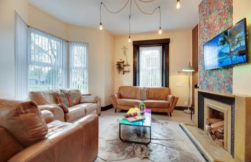 Newcastle CITY APT5,FREE STREET PARKING,4 BEDROOM HOUSE WITH 2 FULL BATHROOM AND KITCHEN,ALL ROOMS WITH TVs,7 BEDS,NETFLIX - Photo 1