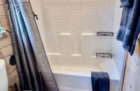 Couple’s retreat in Tiny Home w soaking tub/beach - Foto 27