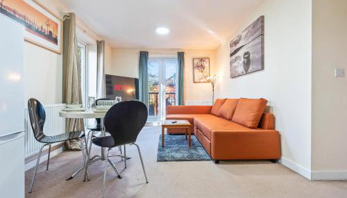 Balmoral Court -Sleeps 6 - Free Parking with Workspace - Balcony & High-Speed WiFi - Foto 4
