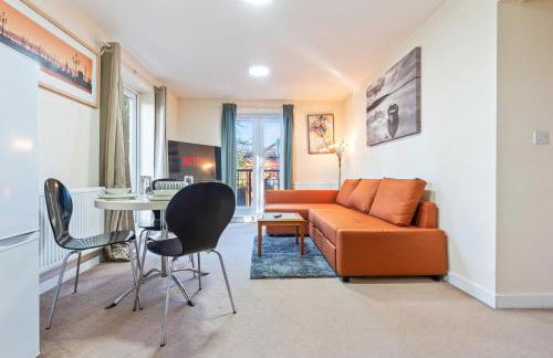 Balmoral Court -Sleeps 6 - Free Parking with Workspace - Balcony & High-Speed WiFi - Foto 4