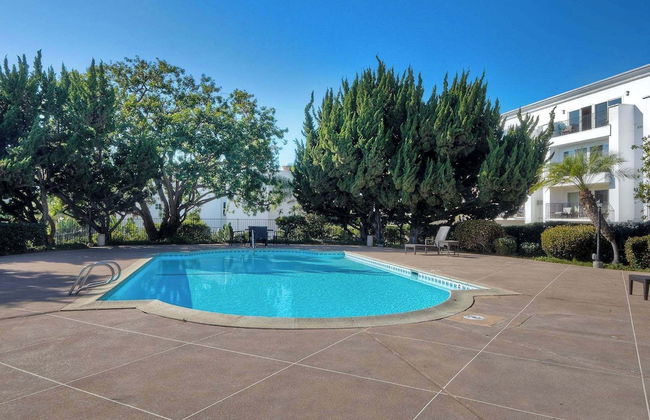 Southern Exposure w/ Private Balcony - Foto 14