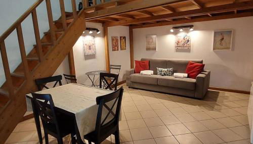 GEMELLI HOLIDAYS - Monte Mario Station connecting to center in 20 minutes, 2 easy lofts, groundfloor with courtyard, mezzanine bedroom, baby & pet friendly, 2 steps from groceries, restaurants, park, bus, cycle path - Warm guest care in 4 languages - Foto 1