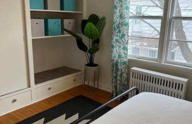 Spacious 4 BR 2BA Home with Bar and Fenced Yard - Foto 33