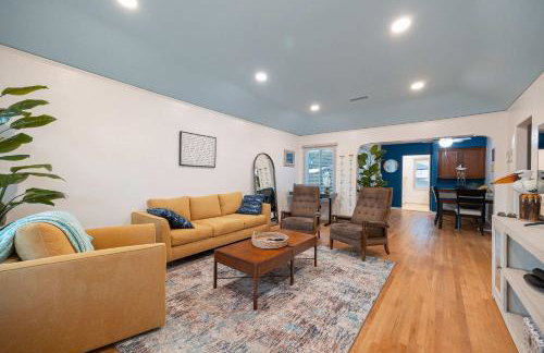 10 Min to the Beach Colorful Home Huge Yard - Foto 10