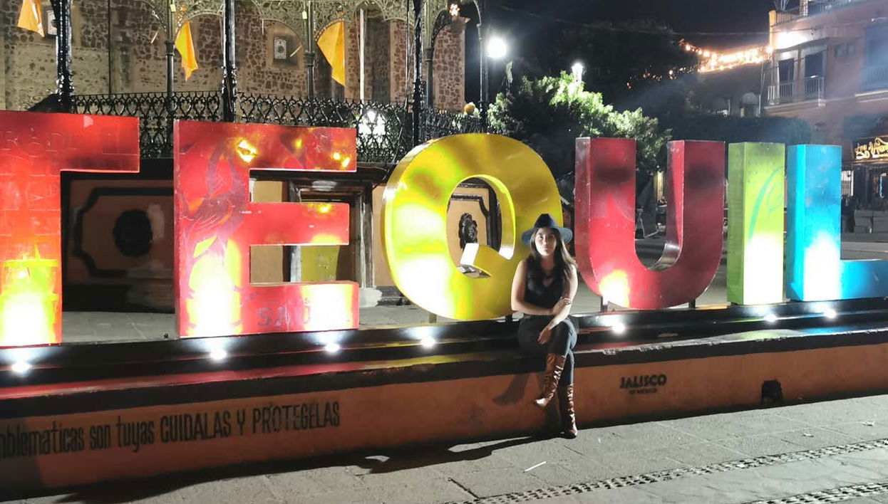 Em frente ao típico letreiro do povoado de Tequila