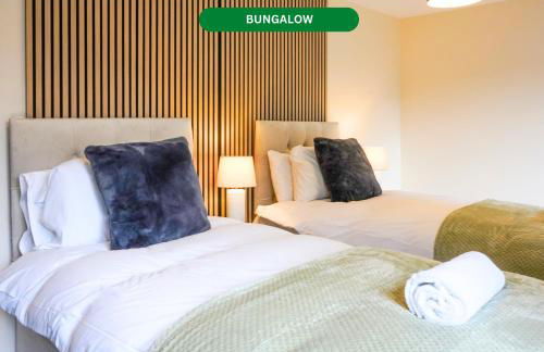 Orchard Bungalow - Sleeps 10 - Close to Town Centre - Free Parking, Pool Table, Fast Wi-Fi and Smart TV with Netflix by Yoko Property - Foto 1