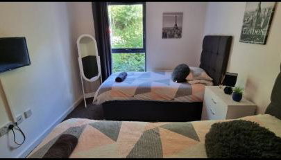 360 Serviced Accommodations - Brentwood 2 Bedroom Executive Apartment with Secure Parking - Foto 3
