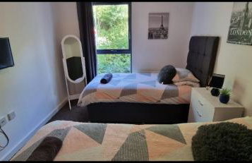 360 Serviced Accommodations - Brentwood 2 Bedroom Executive Apartment with Secure Parking - Foto 3