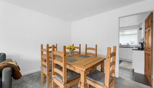 Modern 2BR Near Manchester Sleeps 6 ,Parking , Free WiFi in Middleton Ideal for Work Stays and Relaxation - Foto 3