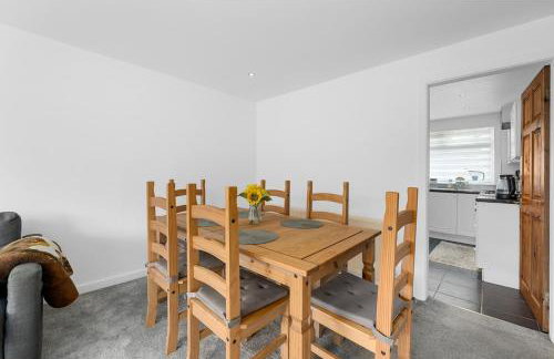 Modern 2BR Near Manchester Sleeps 6 ,Parking , Free WiFi in Middleton Ideal for Work Stays and Relaxation - Foto 3