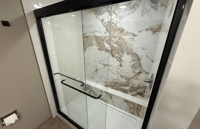 Lighthouse Inn & Suites - Photo 61