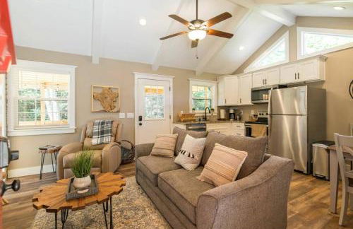 Soul Sister- Creek View, WiFi, Firepit, WiFi, Hiking, 4 mins to Natural Bridge - Foto 2