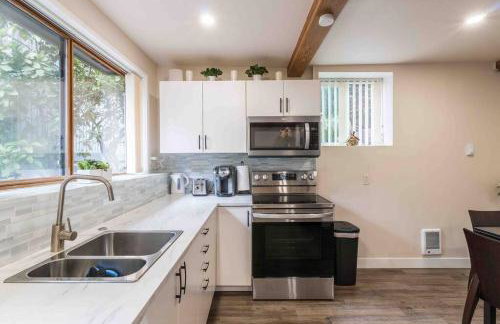 Adorable new studio with free parking and WiFi - Foto 17