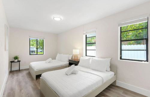 Charming 4BR Oasis with Saltwater Pool and Parking - Foto 6