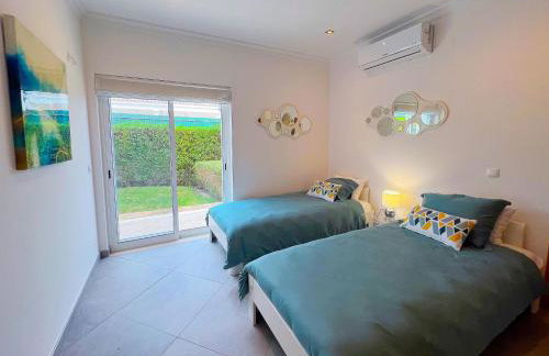Beautiful 4-Bedroom Villa with Garden and Pool - Foto 28