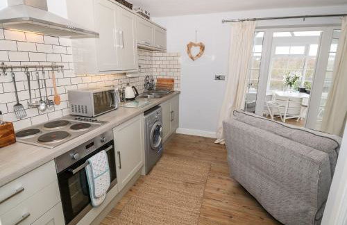 Ty Bach, 1 bedroom home with hot tub and views - Photo 14