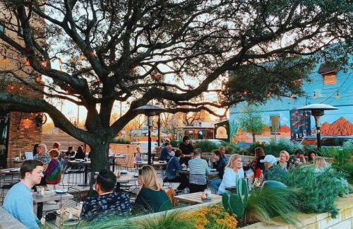 Longhorn Home with King Bed & Rain Showers Walk to DT Activities, Lake & Eateries - Foto 28