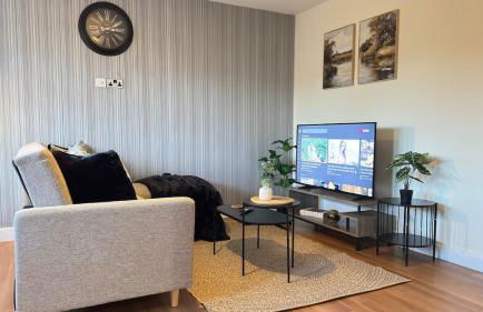 Stylish 2 Bedroom Apartment With 2 Bathrooms and Free Gated Parking - Foto 8