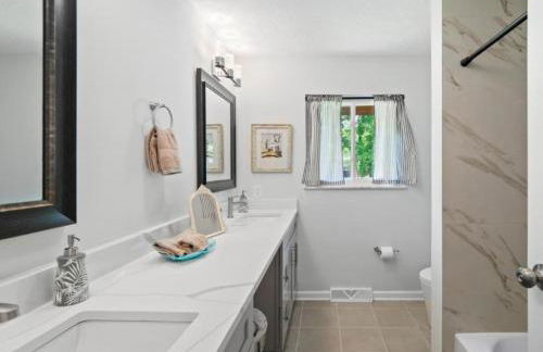 Spacious and Luxury Designed Ranch with Game Room - Foto 21