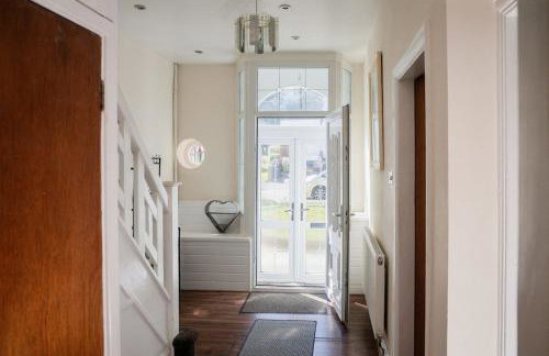 Spacious 6 bedroom House in Dudley with optional Nursery-Drive and Garage-Families and Contractors Welcome - Foto 58