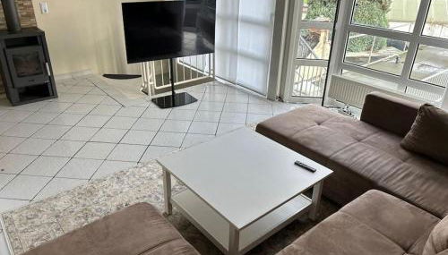 Ferienhaus mit Privatparkplatz, Terrasse und Stadtnähe - Foto 2