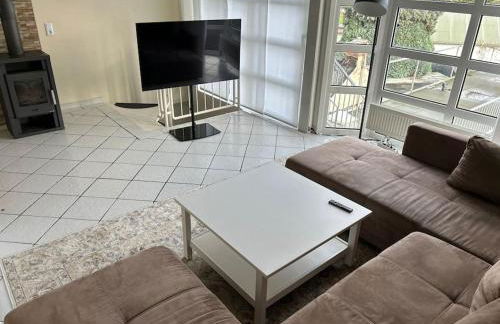 Ferienhaus mit Privatparkplatz, Terrasse und Stadtnähe - Foto 2