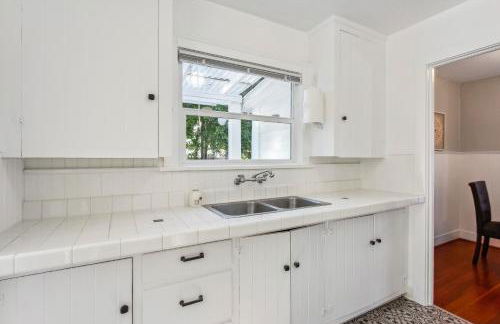 Charming Eugene Retreat Private Hot Tub and Yard! - Photo 10