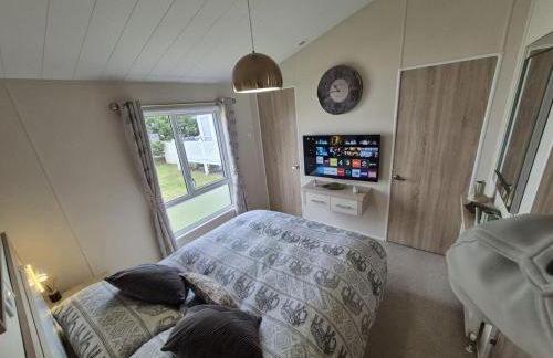 The Blue Lagoon 2 bedroom lodge with hot tub - Foto 27