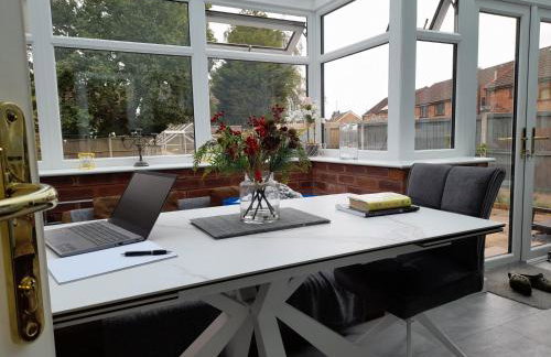 Cosy and Private with 55"TV and Dedicated Toilet Shower Space - Foto 33