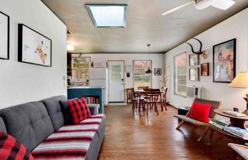 VINTAGE RIVER CAMP CABIN! PRIVATE RIVER ACCESs! - Foto 7