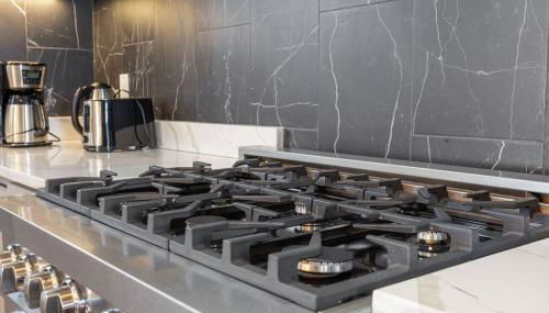 AC 9 BR 4BA Victorian Manor - 1 Block to Beach - Foto 5