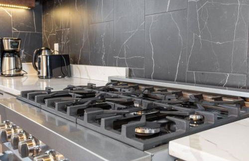 AC 9 BR 4BA Victorian Manor - 1 Block to Beach - Foto 5