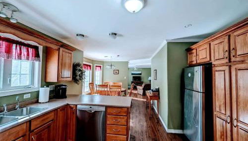 Spacious Ranch-Style Retreat with Private Deck, Nestled in Nature Near Acadia, Hancock Maine - Foto 2