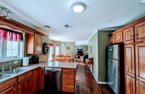 Spacious Ranch-Style Retreat with Private Deck, Nestled in Nature Near Acadia, Hancock Maine - Foto 2