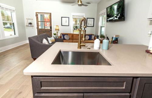 Heart of Brevard Hideaway - Walk/Bike to Downtown! - Foto 18