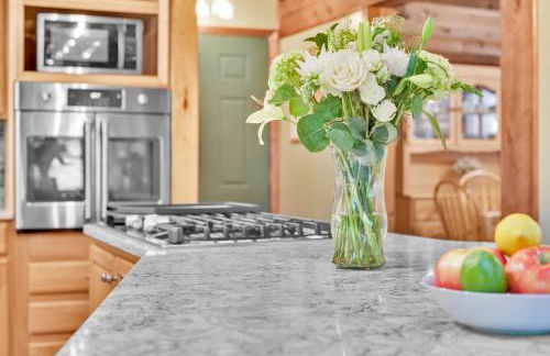 Secluded Log Cabin with Hot Tub Fire Pit Game Room - Foto 11