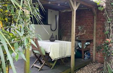 Lovely Charmouth cottage with log fire & garden close to beach - Photo 21