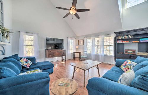 Country-Chic Home with Fire Pit, Steps to Lake! - Foto 2