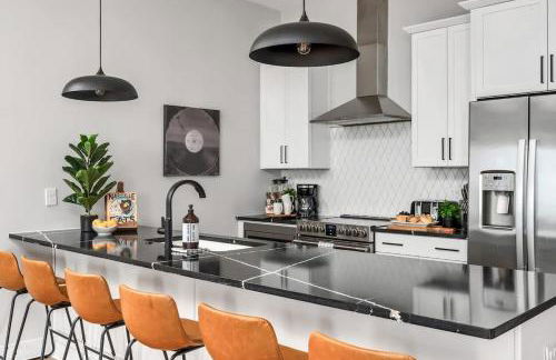 Side-by-Side Homes with Hot Tubs - Sleeps Over 20 Guests - Photo 4