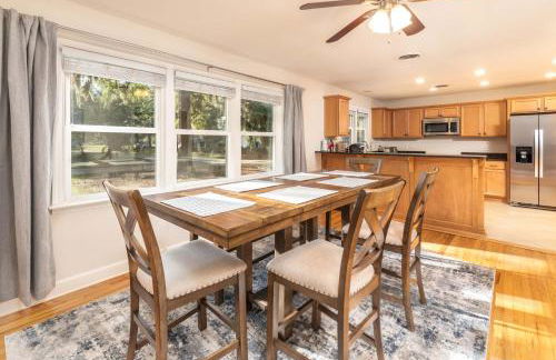 Refinished 3-BR Lowcountry Retreat - Foto 12