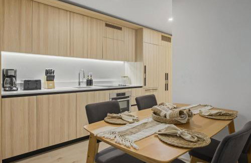 Upscale Downtown Condo Pool Gym & Skyline Views - Foto 18