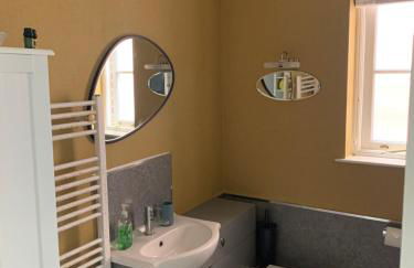 Glastonbury town centre modern apartment - Photo 2