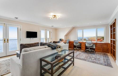 Oceantfront Estate with Luxury Kitchen & Game Room - Photo 26