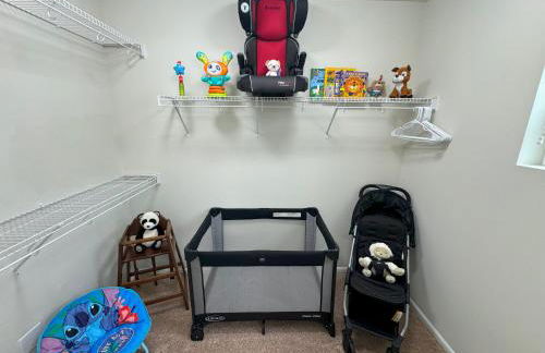 Terra House Tacoma - EV Power Station, Crib, Stroller, High Chair - Foto 29